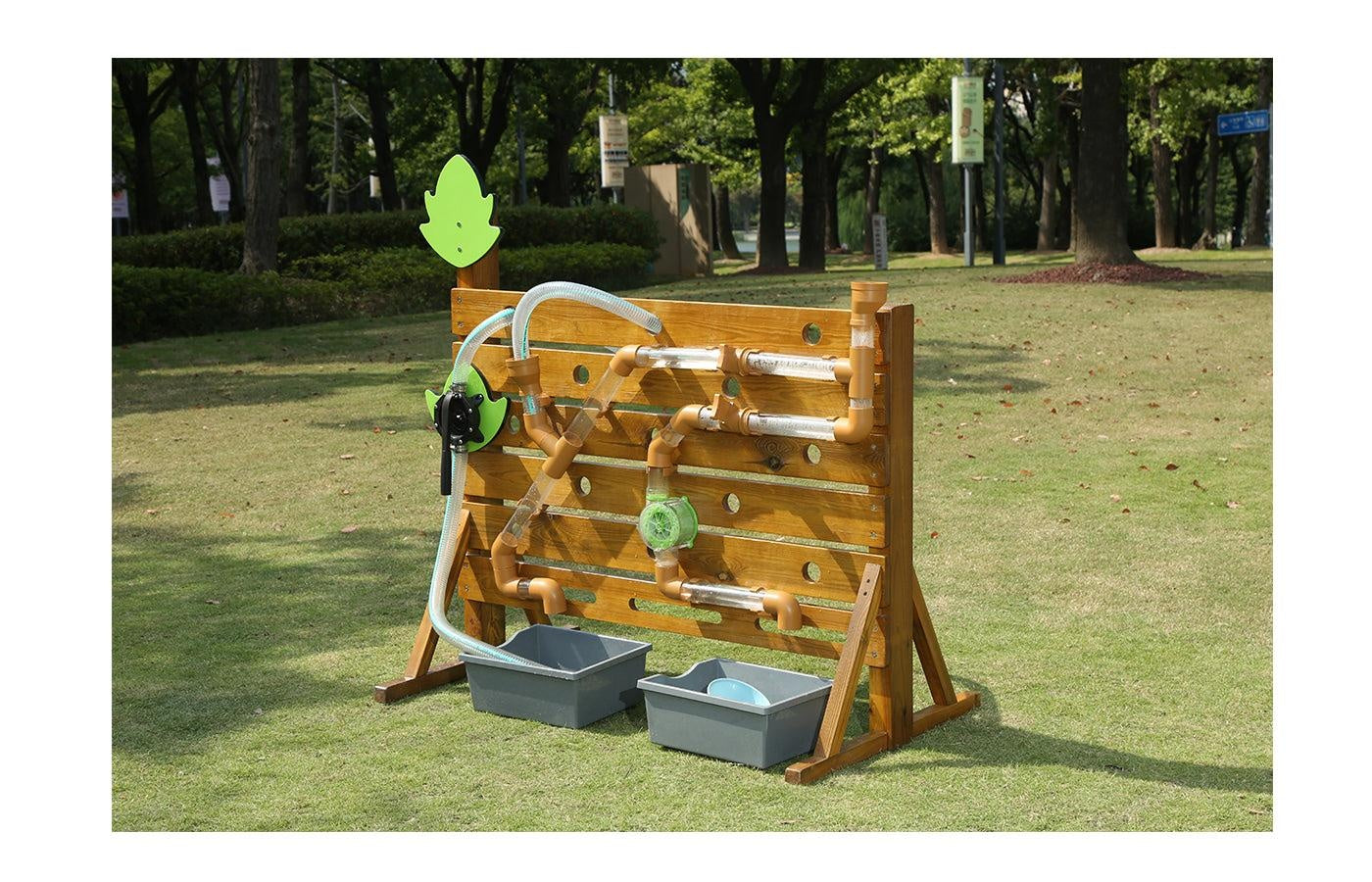 Watermuur met buizen