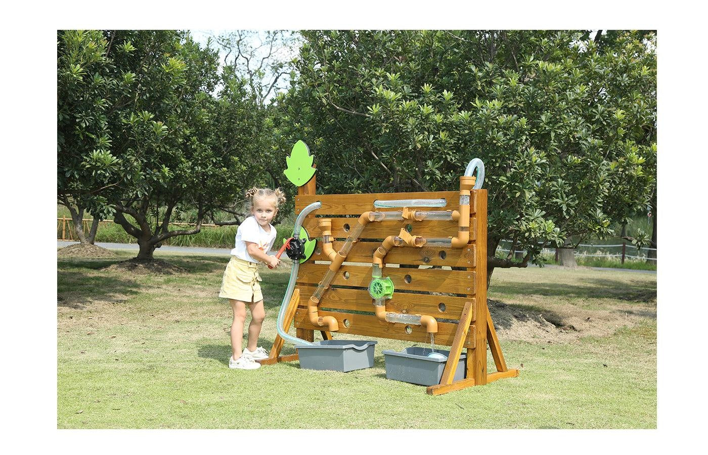 Watermuur met buizen